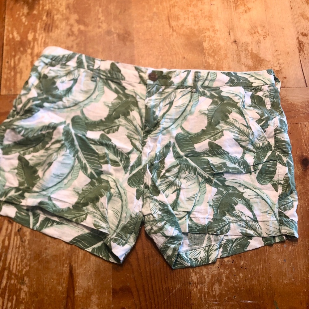 Old Navy Leaf-Print Shorts in Green and White